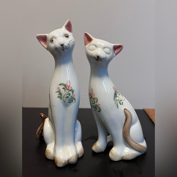 Two Cat Figurines by Andrea by Sadek Porcelain White With Flowers - Picture 2 of 15